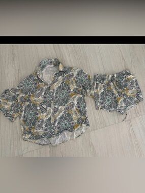 Like new lightweight paisley button down and shorts set size large